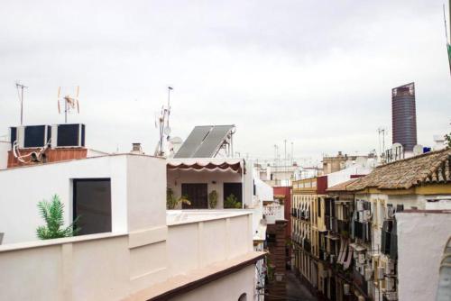 einen Blick auf die Dächer von Gebäuden in einer Stadt in der Unterkunft One bedroom apartement with city view terrace and wifi at Sevilla in Sevilla