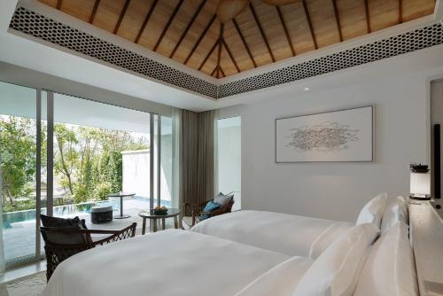 Ένα ή περισσότερα κρεβάτια σε δωμάτιο στο Banyan Tree Krabi