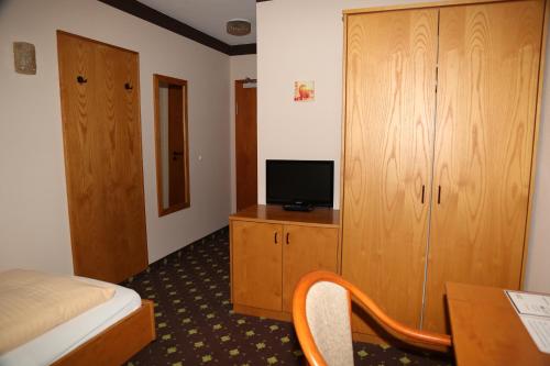 Televisyen dan/atau pusat hiburan di Hotel Taunus Residence