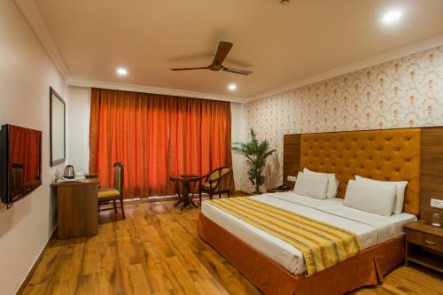 Una cama o camas en una habitación de The Grand Regency