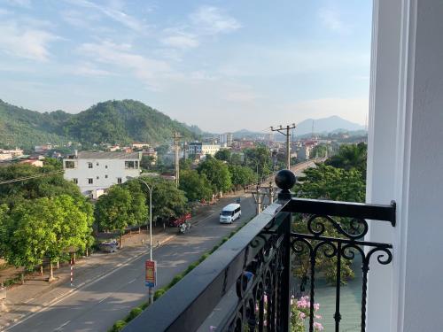 balcón con vistas a una calle de la ciudad en Khách sạn Phương Nam, en Pa Hiem (1)