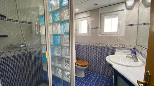 a bathroom with a toilet and a sink at Apartamento Aluche con parking gratuito in Madrid