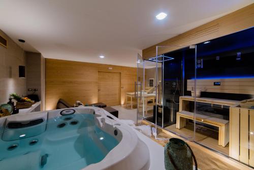 a large bathroom with a tub in the middle at Cumeja Beach Club & Hotel in Baia Domizia