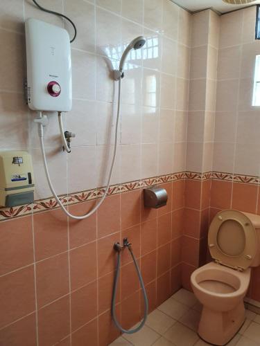 een badkamer met een douche en een toilet bij Ten Inn in Kuala Terengganu