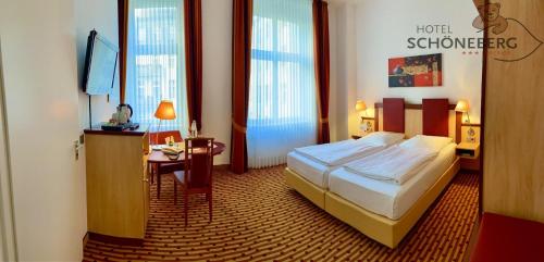 Säng eller sängar i ett rum på Hotel Schöneberg