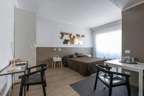1 dormitorio con 1 cama, mesa y sillas en Residenza Conti en Roma