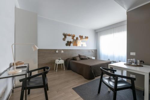 Un dormitorio con una cama y una mesa y sillas. en Residenza Conti, en Roma