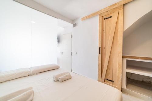 sypialnia z łóżkiem, oknem i drzwiami w obiekcie villasun beach studio w mieście Villajoyosa