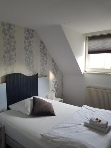 a bedroom with a bed and a window at Hotel und Restaurant Rosenkranz in Markranstädt