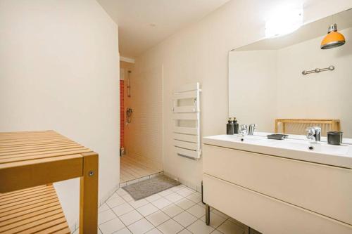 une salle de bain blanche avec un lavabo et une douche dans l'établissement CAMILLE - Appartement avec extérieur, à Reims