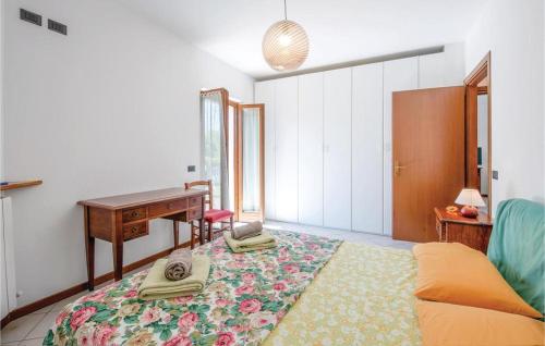 um quarto com uma secretária, uma cama e uma mesa em Apartments Gli Ulivi em Lazise