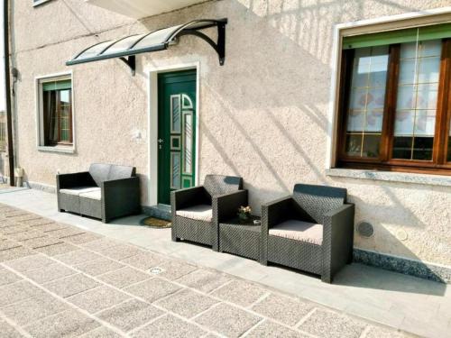 two chairs sitting in front of a building at B&B La coccola in Lainate