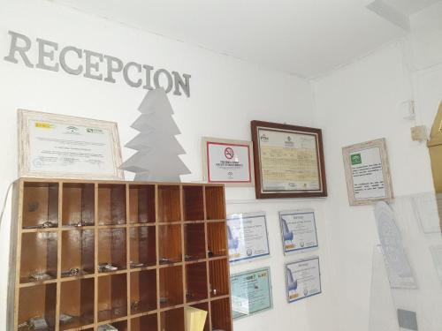 una habitación con un árbol de Navidad en la pared en Hotel Al-Ándalus Peal, en Cazorla Comarca, en Peal de Becerro