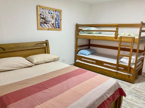1 dormitorio con 2 literas y 1 litera en Caribbean Venture Apto 803 - Rodadero, Santa Marta, en Santa Marta