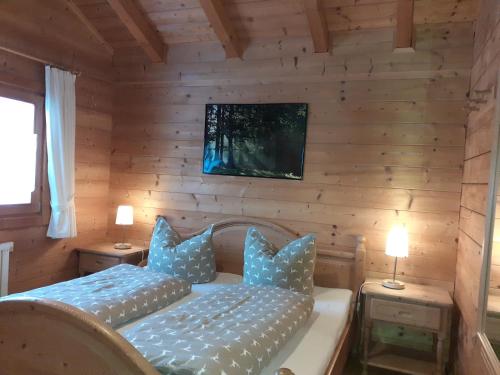 a bedroom with a bed in a log cabin at Blockhäuser Stamsried in Stamsried
