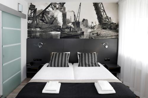 Un pat sau paturi într-o cameră la City hotel Terneuzen