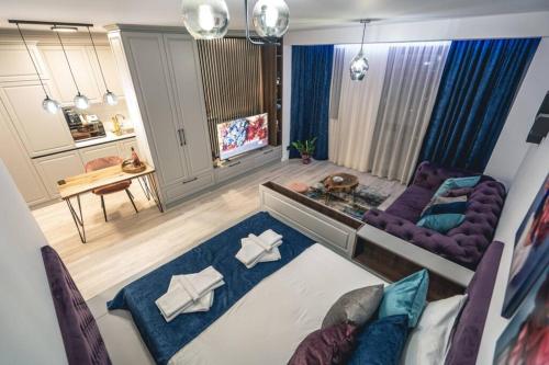 Μια τηλεόραση ή/και κέντρο ψυχαγωγίας στο Briana Luxury Panoramic View