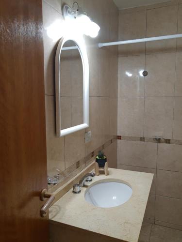 卡洛斯帕斯的住宿－Hotel Brisas，一间带水槽和镜子的浴室