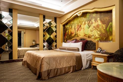 台北市にあるIn-stone Motelのベッド付きの客室で、壁には絵画が飾られています。