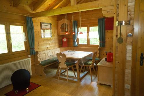 a dining room with a table and chairs in a cabin at Blockhäuser Stamsried in Stamsried