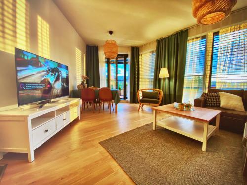 Televízia a/alebo spoločenská miestnosť v ubytovaní Lazy Deer - Apartamenty