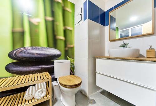 y baño con aseo y lavamanos. en Apartamento Morales - 2 habitaciones, espacioso y tranquilo junto a Hospital, en Murcia