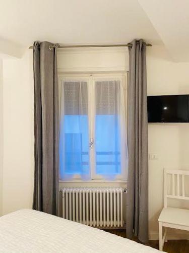a bedroom with a bed and a window at B&B The Secret Place in Cavedago