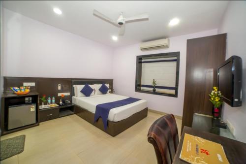 Ein Bett oder Betten in einem Zimmer der Unterkunft HILL VIEW (VOILA TRANQUIL'N) BEGUMPET