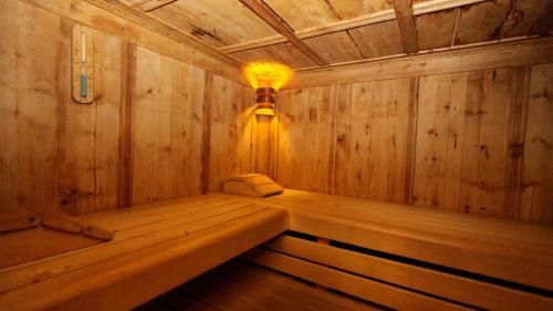 a wooden sauna with a light in the middle at Schlosswirt Chalets & Apartments in Großkirchheim