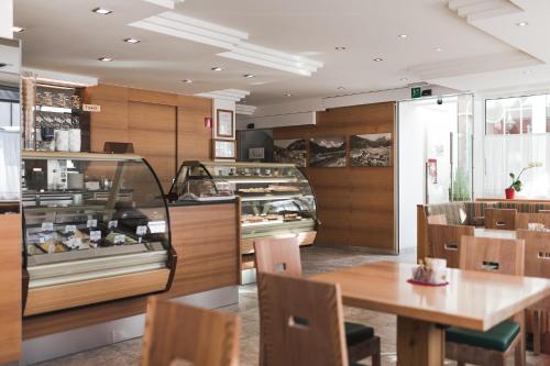a restaurant with a table and a dining room at Hotel Zum Mohren in Resia