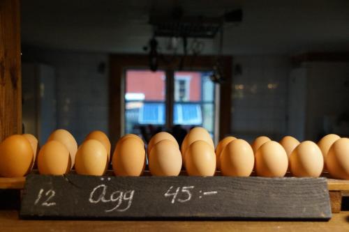 a bunch of eggs are lined up on a table at Vita Krala in Haddebo
