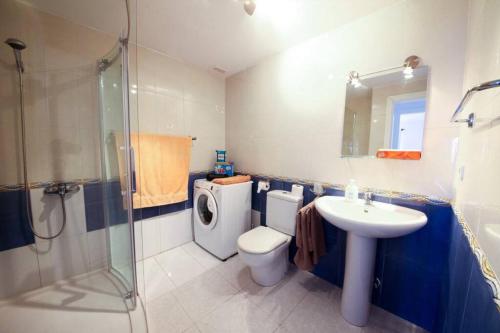 a bathroom with a toilet and a sink and a shower at Wohnung direkt am Meer in La Lajita in Lajita