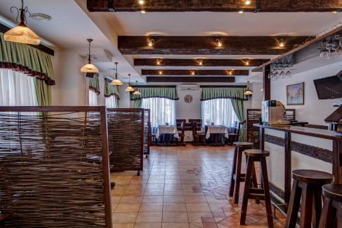 restauracja z barem i krzesłami w pokoju w obiekcie Bansay w mieście Dniepr