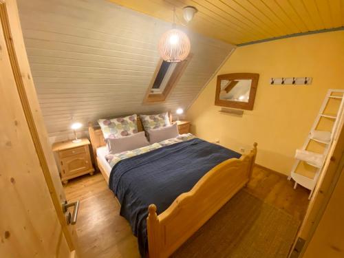 - une chambre avec un lit dans une petite pièce dans l'établissement Ferienhaus Robin, à Titisee-Neustadt