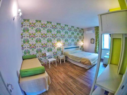 una camera con letto, tavolo e sedia di Aramoni B&B a Zambrone