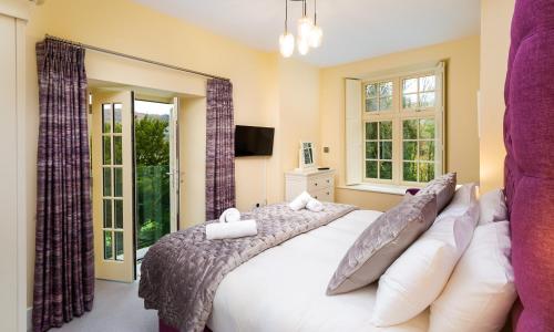 a bedroom with a large bed and a window at Larna Place in Ambleside
