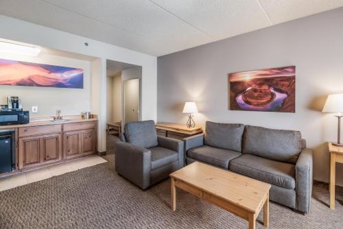 Ruang duduk di Red Lion Inn & Suites Goodyear