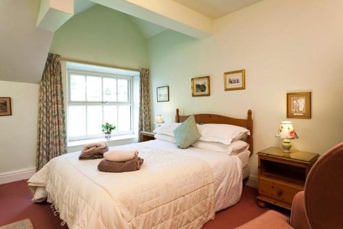 Un dormitorio con una cama grande y una ventana en Gilpin View en Crosthwaite
