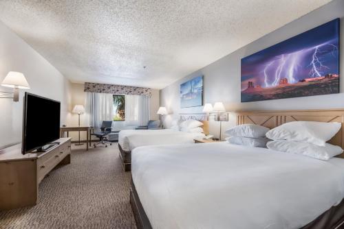 Кровать или кровати в номере Red Lion Inn & Suites Goodyear