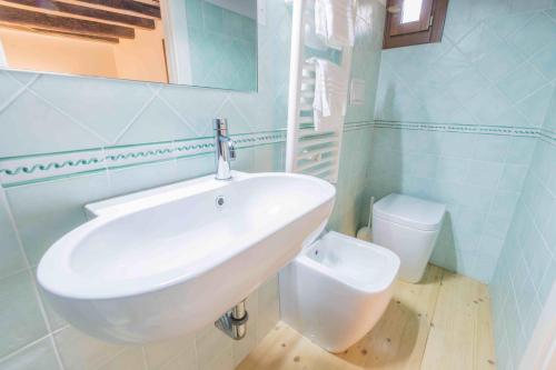 Bathroom sa CA CICOGNA air conditioning and fast WiFi, central location apartment