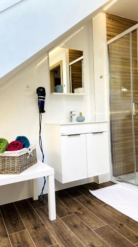 a bathroom with a white sink and a shower at Chalupa u Bohumila in Rybná nad Zdobnicí