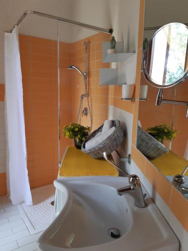 łazienka z umywalką i prysznicem w obiekcie Laurus Jacuzzi villa Alghero Valverde 122 w mieście Valverde