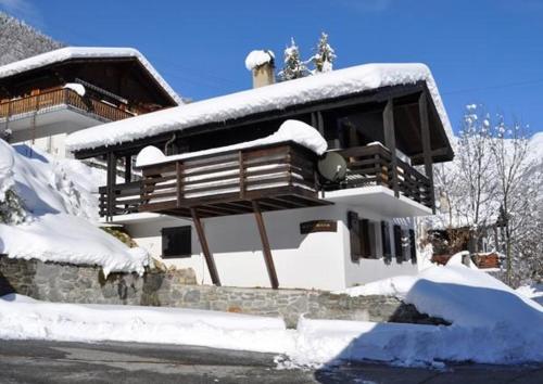 フィエッシュにあるMelchiorの雪屋根の家