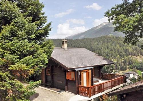 a small house sitting on top of a mountain at Trimka in Fiesch