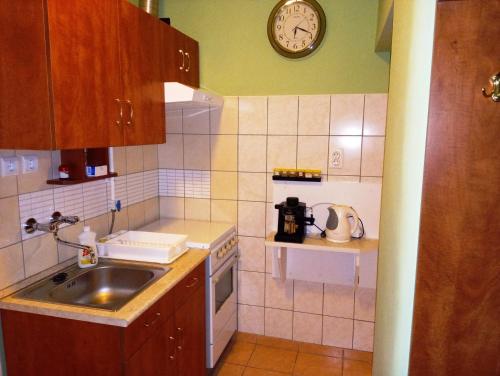 Dapur atau dapur kecil di Szivárvány Apartman