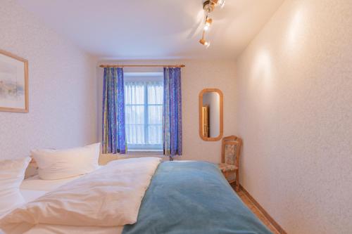 sypialnia z łóżkiem i oknem w obiekcie Maashof Theodor Storm w mieście Husum