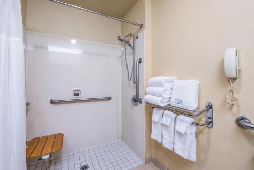 A bathroom at Red Lion Inn & Suites Goodyear