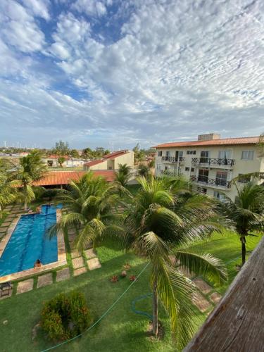een luchtzicht op een resort met een zwembad en palmbomen bij Apto Praia da Taíba Vista Mar in Taíba