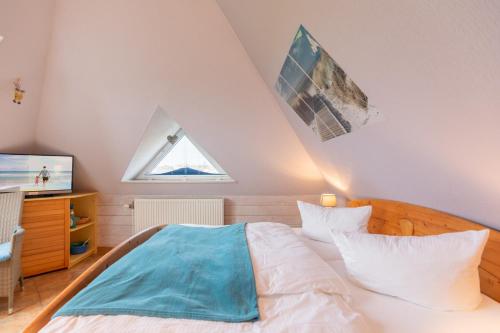 a bedroom with a bed and a window at Maashof Nis Puck in Husum