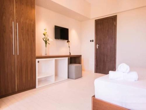 Letto o letti in una camera di Azure Beach Boutique Hotel